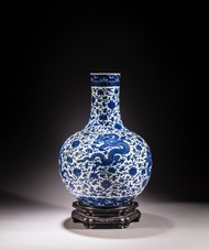 A blue and white globular 'dragon' vase (Tianqiuping), Seal mark and period of Qianlong | 清乾隆 青花穿花龍紋