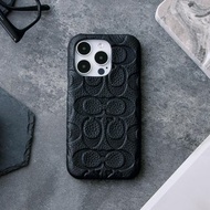 送贈品【COACH】iPhone 15系列 /16e 精品真皮手機殼 黑色壓花