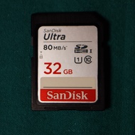 SanDisk Ultra 32GB SDHC 80MB/s UHS-I SD Card 32GB SAN DISK เมมโมรีี่การ์ด (32GB) รุ่น  บันทึกรูปภาพและวิดีโอ Full HD ได้เร็วกว่า 2 เท่าตัวเลือกที่ดีสำหรับกล้องระดับกลางความจุ 16 GB ถึง 256GB สำหรับเก็บรูปภาพและวิดีโอ Full HD ได้มากมายบันทึกวิดีโอ Full HD