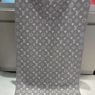 LV 灰白愛心老花 Cashmere 圍巾 M77641