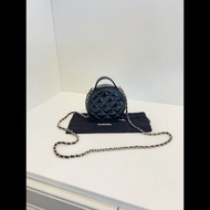 Chanel handle Mini Round Vanity Case
黑金油蜡皮雙層圓餅包🍪