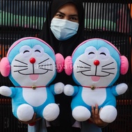 Boneka Doraemon Pake Headset Pink Ukuran M/Boneka Doraemon /Boneka