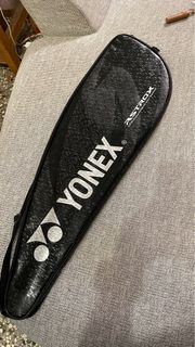 Yonex碳纖維羽球拍附球袋羽球拍邊框有擦傷不影響結構功能因為尺寸過長只能寄郵局