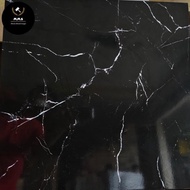 Keramik 60X60 Hitam Motif Marmer Salur Granito