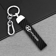พวงกุญแจตะขอสำหรับแขวนที่เก็บพวงกุญแจที่ห้อยกุญแจรถยนต์ทำจากหนังคาร์บอนไฟเบอร์สำหรับ Hyundai Santa F
