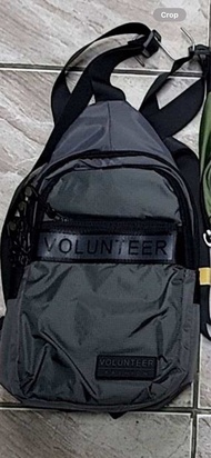 Chinatown Leather กระเป๋าเป้สายเดี่ยวสะพายหน้า ผ้าสีดำ volunteer