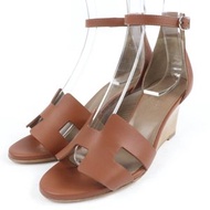 全新未使用 HERMES Legend 小牛皮金色踝帶坡跟涼鞋，34 碼，義大利製造，附鞋盒和防塵袋。