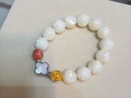 配飾類：自創款 #13.5mm 深海白貝母/粉貝母四葉草/夜光香灰琉璃手鏈(S260226-2)