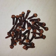 Dried cloves / clove seeds