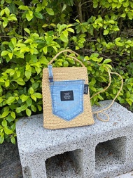 拉菲草手工編織 牛仔口袋 手機斜背小扁包