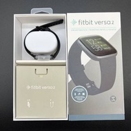 Fitbit Versa 2 健康運動智慧手錶(Fitbit Versa 2，頂級設計搭配睡眠追蹤、運動和健康功能。搭配 AMOLED 螢幕，全天候心率追蹤，睡眠分數，防水可達 50 公尺，應用程式、通知及語音回覆。電池續航力達 5 天以上)