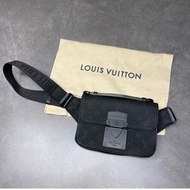 (極新) Louis Vuitton LV 皮 黑色 壓紋 斜包 背包 男裝 二手衫 S Lock Sling Bag Monogram Messenger Bag Cross Shoulder Bo