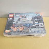 全新 Lego Technic 42062 Container Yard 樂高機械系列集裝箱工程車組合，盒完美，合收藏 。要求四角完美/完美主義者勿拍。(22/02/2024更新)