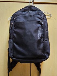 品牌美國旅行者黑色後背包（筆電包）原價近2000，時尚休閒舒適高質感，內外共10個大小夾層非常好收納，拉鏈滑順經久耐用，有減壓背附專屬防塵雨套及可拆筆袋，帶男女皆可，高42寬30厚15公分9成新見圖唯