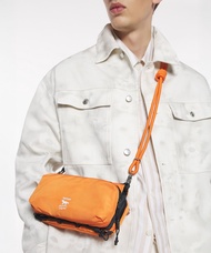 MAISON KITSUNÉ x TOPOLOGIE 水瓶斜背包_萬壽菊紅