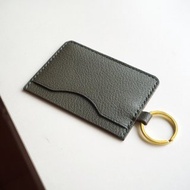 橄欖綠皮革卡包，附鑰匙圈、房門鑰匙、門禁卡包