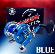 รอกเบท BAZOOKA ALTIS สีแดง/สีน้ำเงิน หมุมขวา