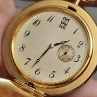 นาฬิกาวินเทจ นาฬิกาพก Pocket Watch  Daks 2เข็มครึ่ง นาฬิกาญี่ปุ่น มือสอง สภาพสวย ระบบถ่าน ตัวเรือนสีทองสวย มีรอยบ้างตามกาลเวลา กระจกสวยใส ขนาด 42mm. หายากมากๆอีกเรือนค่ะ ที่ตัวเข็มวินาทีอยู่ตรงหลักเลข 3