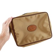 LANCEL PARIS品牌手拿包，採用卡其尼龍布料製成，飾有棕色pu皮革。