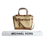กระเป๋า Michael Kors รุ่น 35T2GUSS1W ใช้ได้ 2 แบบ สะพายไหล่ ถือ

สีน้ำตาล Michael Kors