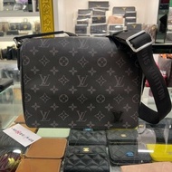 東區正精品㊣ LV DISTRICT M45272黑花黑字方型吸釦式翻蓋肩背包斜背包男包 RZ6483