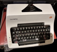 Olympia 白色打字機連架