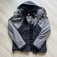 極度乾燥 Superdry Hooded Wind Hybrid Jacket 拼接 三層拉鍊 混血夾克 刷毛 連帽防風 風衣 外套 黑灰