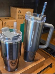 現貨❣️🇰🇷STARBUCKS x STANLEY 887ml💢 STARBUCKS x STANLEY 💢 STANLEY x STARBUCKS  韓國 限定產品 STARBUCKS 星巴克 飲筒