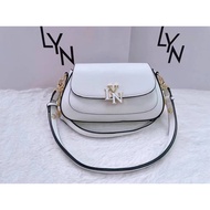 LYN กระเป๋าสะพายข้างทรงอานม้า มี 5 งานหนังทั้งใบมาพร้อมอุปกรณ์ ถุงผ้า ป้ายเเทรค มีบริการเก็บปลายท