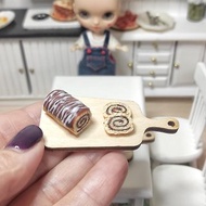娃娃和娃娃屋的巧克力糖卷