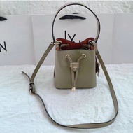 กระเป๋าสะพายทรงจีบ คอลใหม่ทรงถัง LYN มี 5 สี ใช้งาน 2 เเบบ  มีหมุดรองฐาน ขนาด 18X18X13 CM ( 7 นิ้ว) 