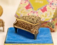 美國Avon品牌古董 鋼琴造型 花絲裝飾鍍金香膏盒