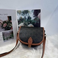 Celine 經典Triomphe 中型馬鞍包