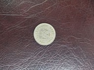 1951年香港五角硬幣一枚。五元平郵