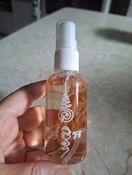 阿贊公 師傅專用 聖靈香水🔥💥味道超香，功效超好這款聖靈香水，僅僅是師父督造作為加持聖物使用，並沒有開放請供，而再一一拜託之下終於讓師父督造一批來給大家請供🙏🏻這款用嚟噴聖物一定是超好‼️🌟但因為是限