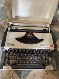 Olympia Traveller de Luxe 懷舊打字機連盒