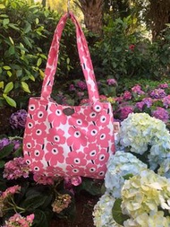 【Ĺittlё B o(^∀^*)o EXCLUSIVE】* 100%HANDMADE｜不怕下雨天防水 芬蘭北歐風 marimekko unikko  經典草莓糖霜粉系花朵 屁屁圓底 CUTE TOT