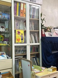 白色玻璃門書櫃