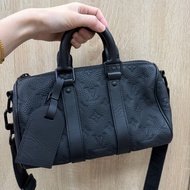 LV 黑牛皮壓紋Keepall 25黑釦手提斜背包M20900