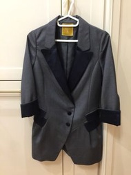【低於5折】全新Kiito Boutique－Vous H. 緞面領＋雙口袋設計灰色合身西裝外套