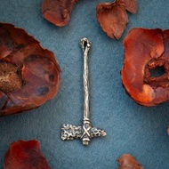 皮繩上的石斧頭吊墜。戰士項鍊。武器人飾品。