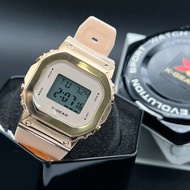 นาฬิกาข้อมือดิจิทัลยี่ห้อ X-GEAR รุ่น EVOLUTION มีปุ่มกดสำหรับปรับตั้งเวลาอยู่ด้านข้าง หน้าปัดแสดงเ