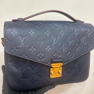 LV 壓紋海軍藍郵差包