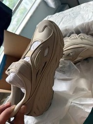 Hoka One One Bondi L 奶茶色 運動鞋