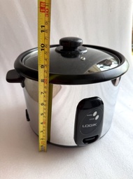 全新不鏽鋼電飯煲rice cooker。有玻璃蓋、蒸架、飯勺、量杯、電線，配件齊全。內膽有刻度，容量1.8升。操作簡單。