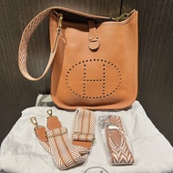H 大Evelyne 29cm牛皮手袋Clemence 👜 經典Gold (金棕色金扣) 👜leather handbag愛馬手提包/斜咩袋/側孭袋/單肩包/多種孭法👜贈送3條可調節的織帶帆布肩帶/斜