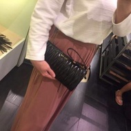 正品 Miu Miu啡色手拿包/Clutch/Pouch，沒有任何破爛，脫皮或被染色，原價$6xxx。有原裝Miu Miu麈袋和紙袋。注意：可以先入數之後順豐到付