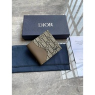 Dior Saddle Bi-Fold Card Holder Short Wallet Short Wallet
Khaki Fine Craft Inlaid Grained Surface Co