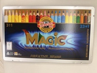 賣捷克KOH-I-NOOR MAGIC 大三角魔術色鉛筆，23+1 色套裝。鉛芯由三種顏色混合製成，旋轉筆尖可畫出漸變色彩