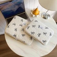 1ชิ้น ปลอกใส่แล็ปท็อปนักเรียนลายโบว์น่ารัก 11"/13" กระเป๋าคอมพิวเตอร์ เคสป้องกัน แฟ้มเอกสาร โน้ตบุ๊ก